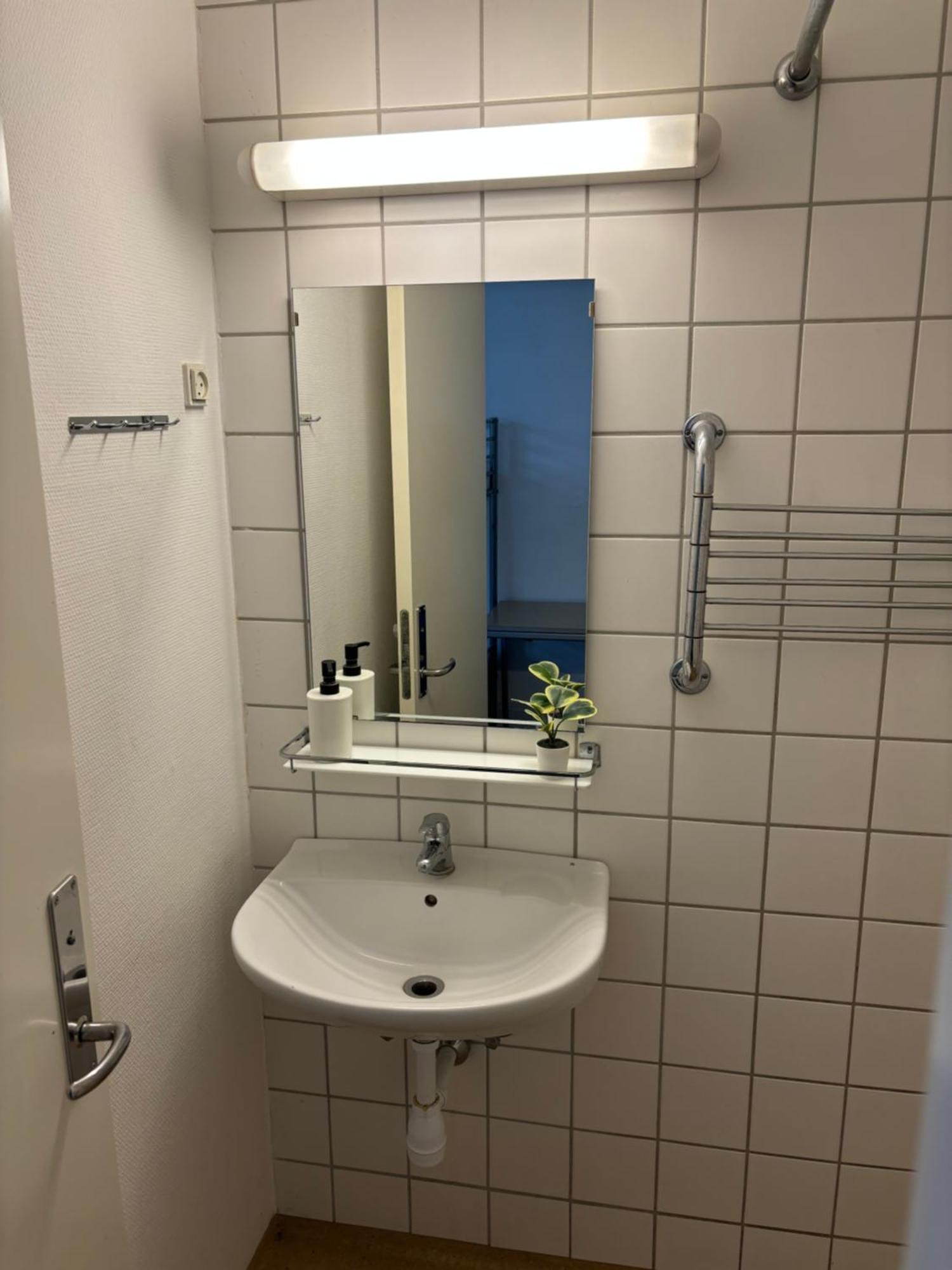 Danhostel Odense City Kültér fotó Bathroom in a student apartment