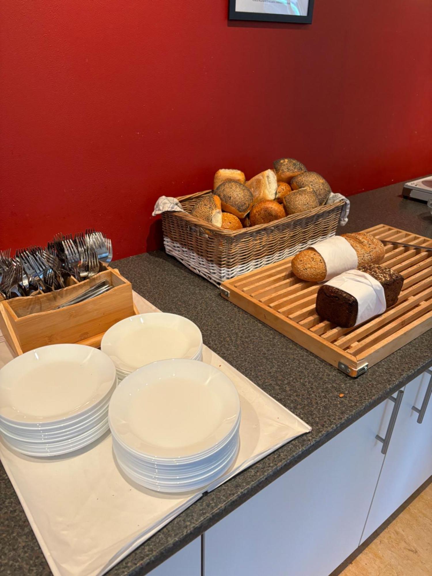 Danhostel Odense City Kültér fotó A selection of bread and pastries at a buffet