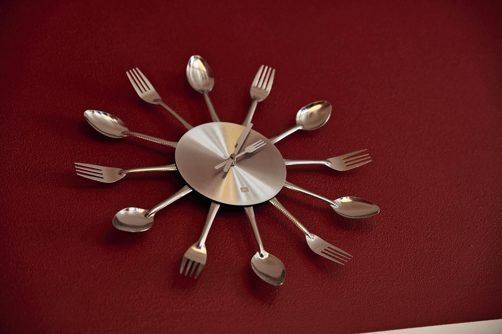 Danhostel Odense City Kültér fotó Clock made of cutlery